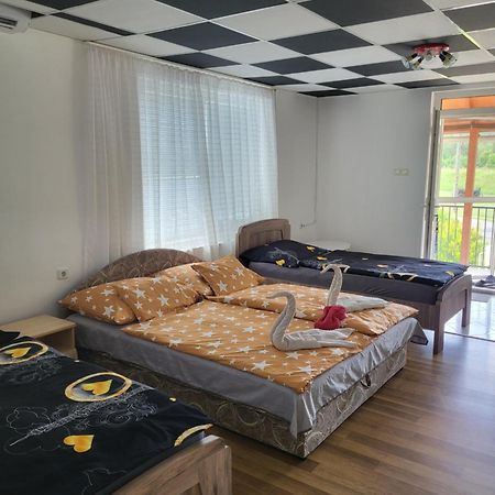 Apartamento Napsugar Vendeghaz Tiszaújváros Exterior foto