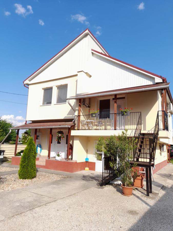 Apartamento Napsugar Vendeghaz Tiszaújváros Exterior foto