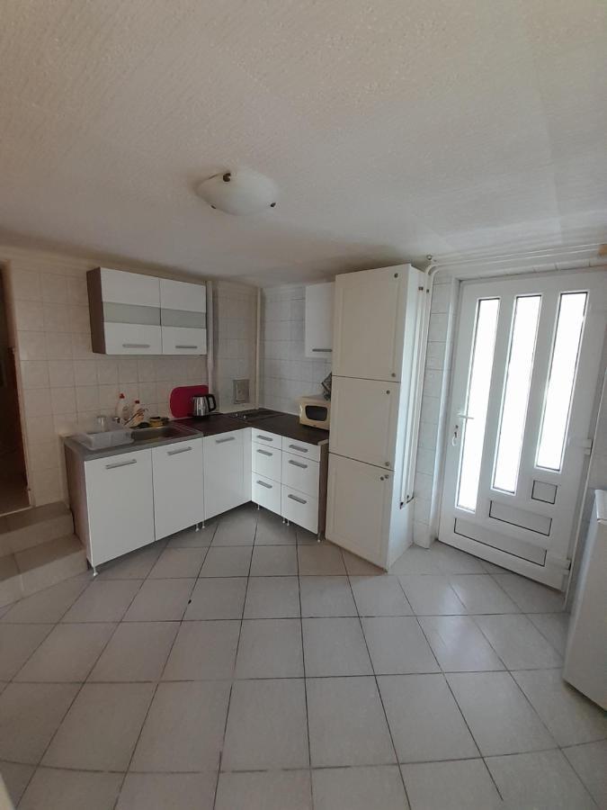 Apartamento Napsugar Vendeghaz Tiszaújváros Exterior foto