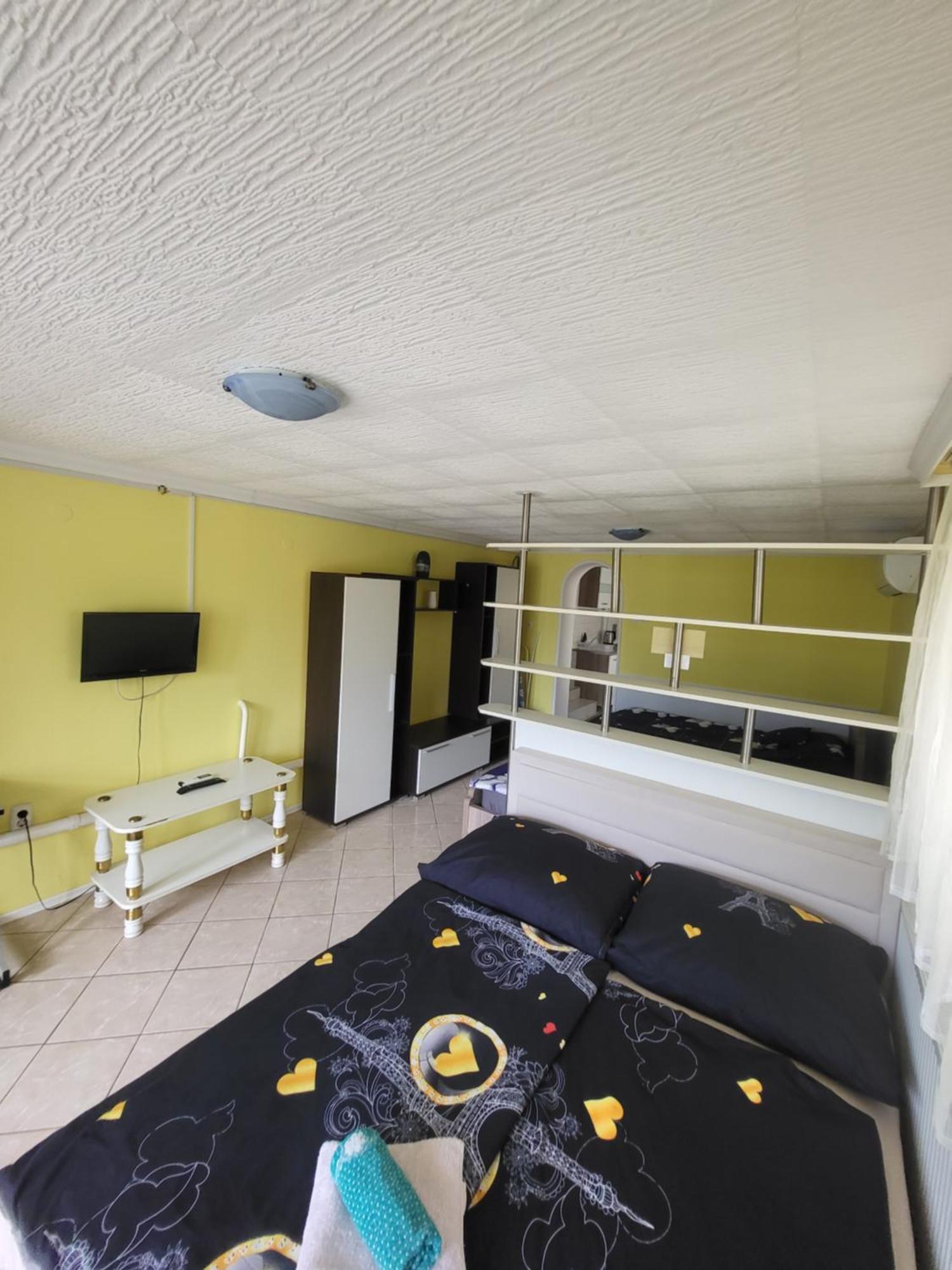 Apartamento Napsugar Vendeghaz Tiszaújváros Exterior foto