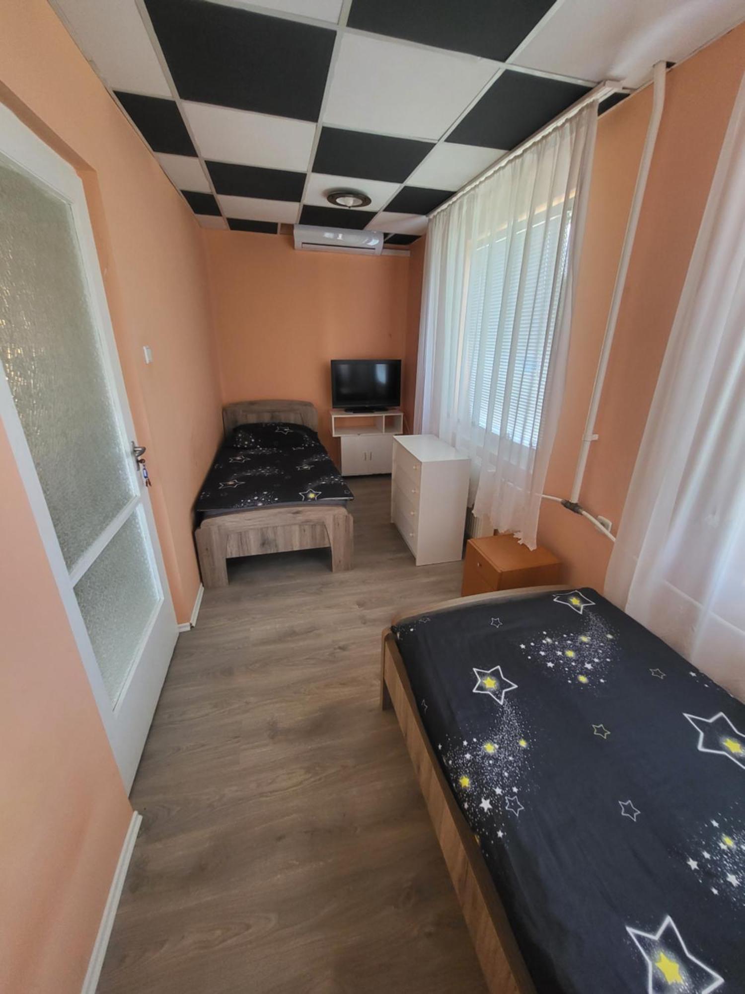 Apartamento Napsugar Vendeghaz Tiszaújváros Habitación foto