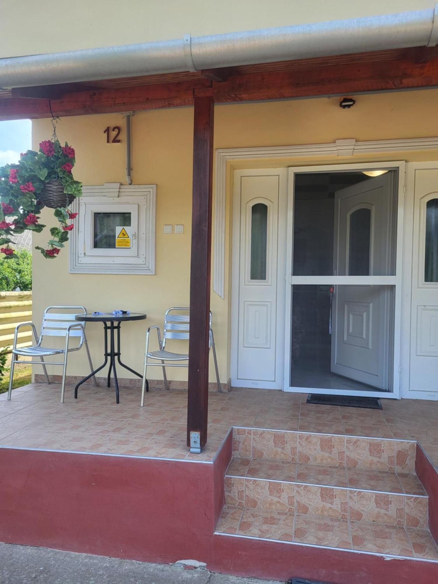 Apartamento Napsugar Vendeghaz Tiszaújváros Habitación foto